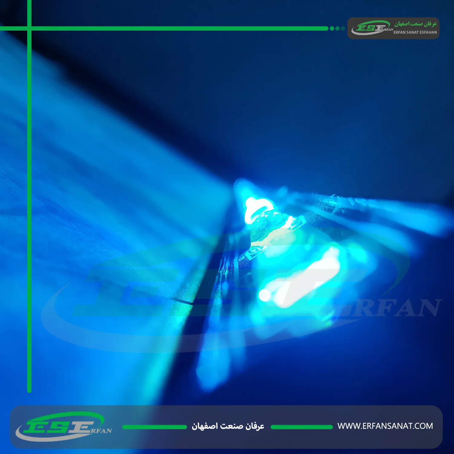 نمای نزدیک از لینیرلایت فول‌کالر RGB با بدنه آلومینیومی و نورپردازی رنگارنگ، مناسب برای نورپردازی نمای ساختمان و فضاهای شهری